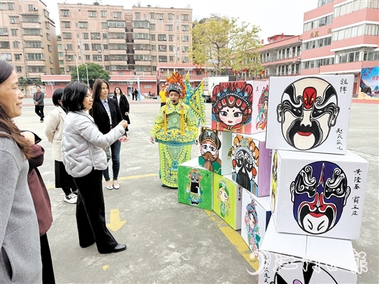 “小小紅豆班”小學(xué)員以粵劇扮相介紹粵劇臉譜繪畫作品。