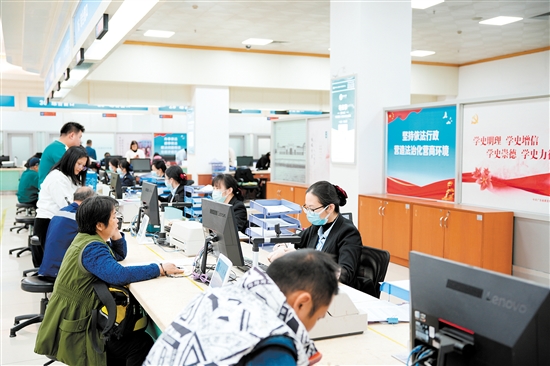開平市行政服務中心實現(xiàn)社保業(yè)務“一窗通辦”，群眾現(xiàn)場辦事“最多跑一次”。
