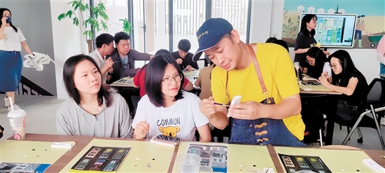 黃蔚（右）指導(dǎo)學(xué)員制作微縮景觀。
