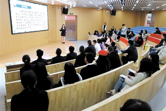 優(yōu)秀班主任代表分享個(gè)人帶班育人的方法。