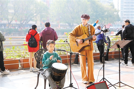 7歲市民候樂儀即興伴奏，表演非洲鼓，現(xiàn)場(chǎng)氣氛熱鬧喜慶。