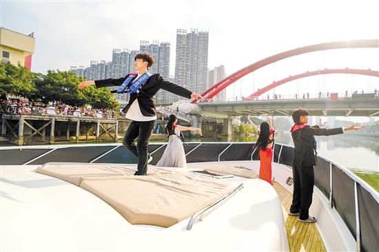 活動(dòng)現(xiàn)場(chǎng)，一艘游艇出現(xiàn)在江門河上，飄出悠揚(yáng)的歌聲，船上的演員身著禮服載歌載舞。郭永樂