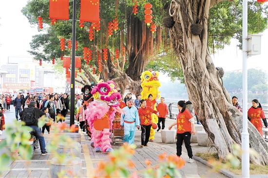 市民游客跟著醒獅一邊巡游，一邊觀賞江門美景。