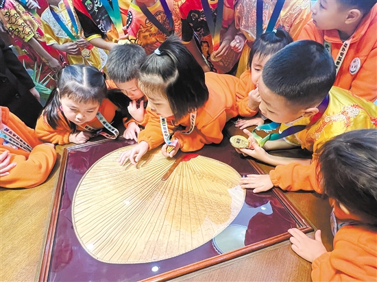 我市“小醒獅”與七臺(tái)河市“冠軍寶寶”參觀葵博園，現(xiàn)場(chǎng)欣賞各種葵藝制品。