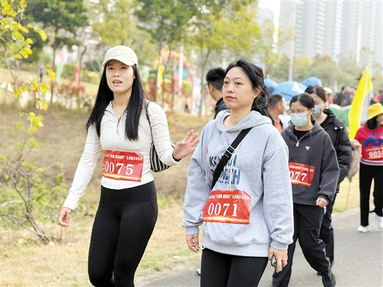 市民健步走迎接新年，傳遞健康和公益的理念。