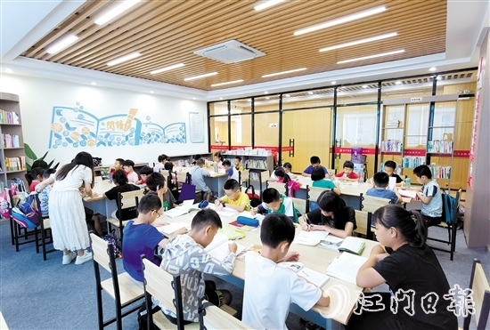 棠下鎮(zhèn)總工會巧用職工書屋豐富職工子女寒暑假托管活動。