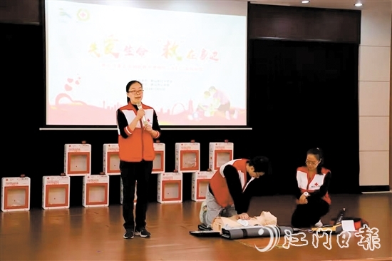 活動(dòng)當(dāng)天開展了心肺復(fù)蘇（CPR+AED）專場(chǎng)培訓(xùn)。