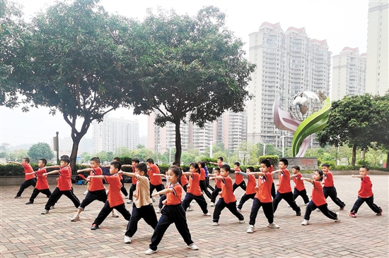 紫茶小學(xué)利用課間開展武術(shù)、軍體拳教學(xué)，引導(dǎo)孩子強身健體。