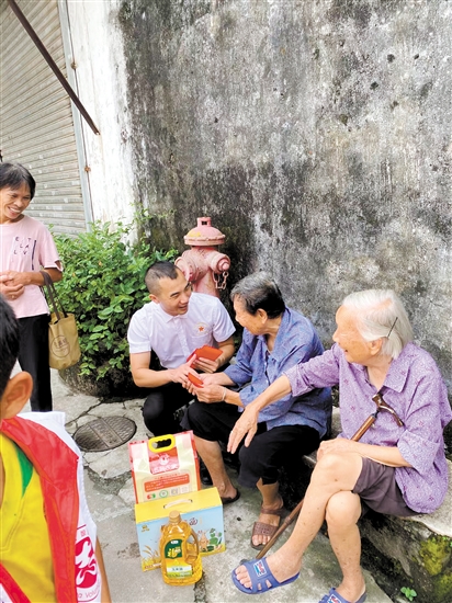 陳德洪（左一）在新會區(qū)梅江村慰問長者。