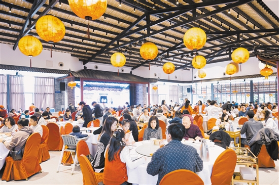 禮東美食街匯聚了30多家特色田園餐飲店，吸引了眾多游客前來品嘗美食。2022年，禮東美食街獲得第二批“廣東省粵菜美食街”榮譽(yù)稱號。