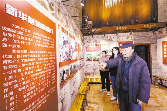 知青故事紀(jì)念館是深受村民喜歡的打卡點(diǎn)，80多歲的老知青梁錦華常來這里重溫以前的歲月。