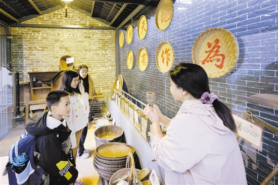 農(nóng)耕文化展示館里的農(nóng)具全是村民捐獻(xiàn)的，引發(fā)了孩子們的好奇心。