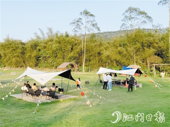 游客三五成群，在營地享受大自然的美好。