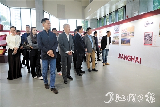 企業(yè)家們參觀江海區(qū)建區(qū)30周年檔案展。
