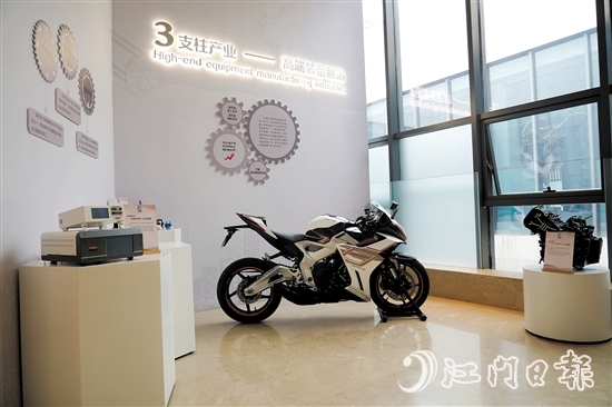 龍溪湖江海區(qū)產(chǎn)業(yè)展廳展示著一輛“江海造”摩托車。