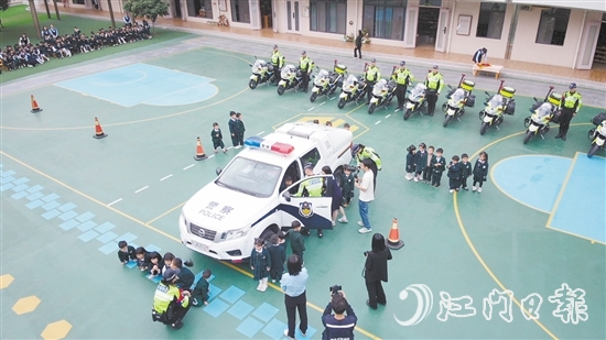 新會交警進校園開展交通安全宣傳。