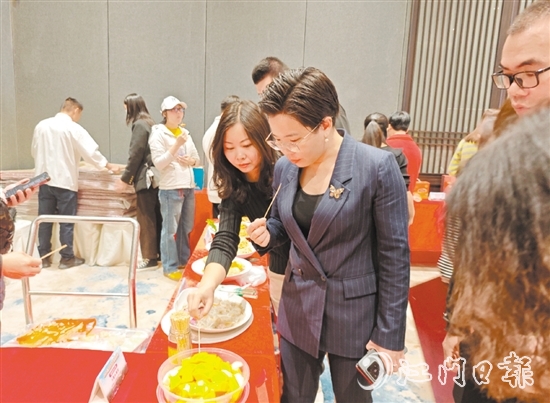 嘉賓現(xiàn)場(chǎng)品嘗多道新會(huì)美食。