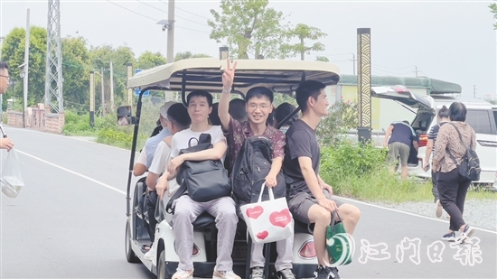 職工在石板沙村快樂游玩。