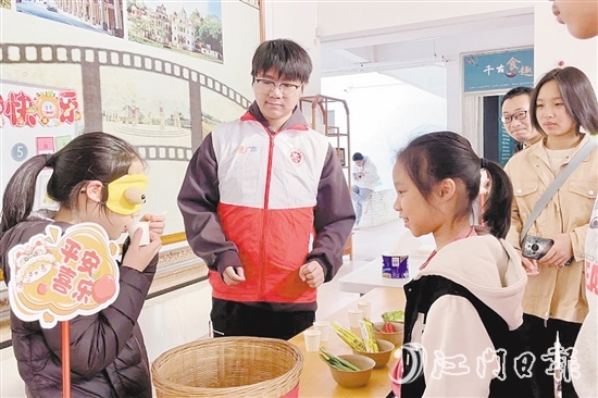 在趣味游戲的“味蕾大作戰(zhàn)”環(huán)節(jié)，大小朋友們蒙住眼睛品嘗“五味”。