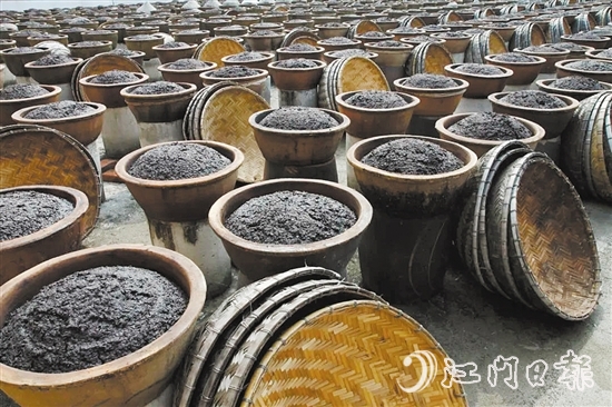 鶴山市東古調(diào)味食品有限公司堅(jiān)持百年古法釀造工藝，打造百年“老字號(hào)”企業(yè)。