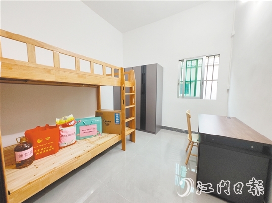 團(tuán)鶴山市委實(shí)施“筑夢(mèng)小屋”項(xiàng)目，對(duì)共和鎮(zhèn)鐵崗村小呂姐弟的房間進(jìn)行改造，為他們提供良好的學(xué)習(xí)和生活環(huán)境。