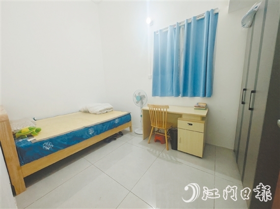 鶴山市婦聯(lián)聯(lián)合團(tuán)鶴山市委，為溫阿姨一家的房屋進(jìn)行修繕。