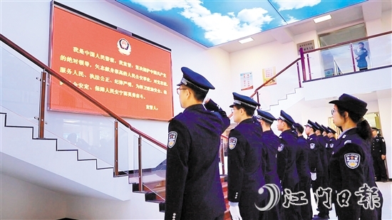 全體民輔警重溫公安機關(guān)人民警察誓詞，錚錚誓言、鏗鏘有力，盡顯人民警察的忠誠與初心。