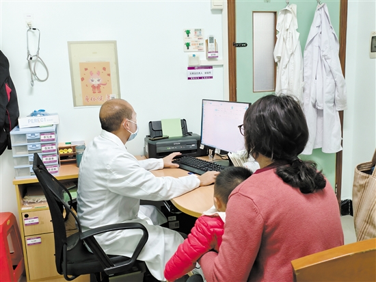 老人和小孩是流感易感人群，要注意防護。圖為醫(yī)生為患兒看診。
