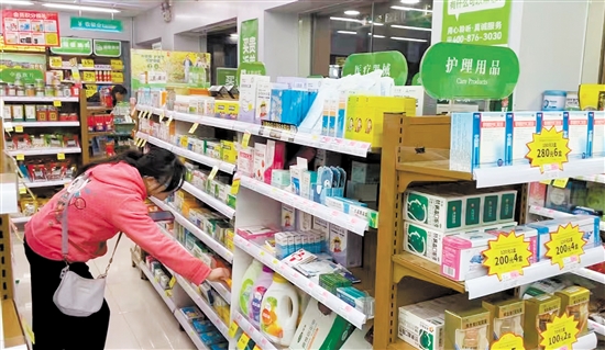 市民在藥店內(nèi)選購(gòu)藥品。