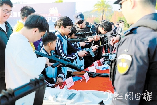 “110宣傳日”活動(dòng)中，市民體驗(yàn)警用裝備。
