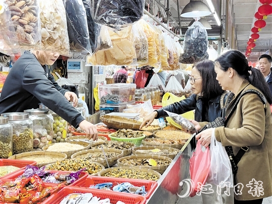 近期，都斛海鮮街迎來(lái)了一波又一波游客，他們從大灣區(qū)各地慕名而來(lái)，品嘗這里的海鮮美食，體驗(yàn)海濱城市的獨(dú)特魅力。