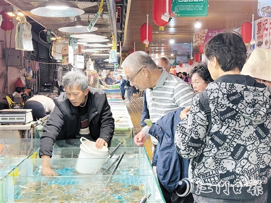 都斛海鮮街作為臺(tái)山旅游的一張亮麗名片，成為大批游客的首選之地。