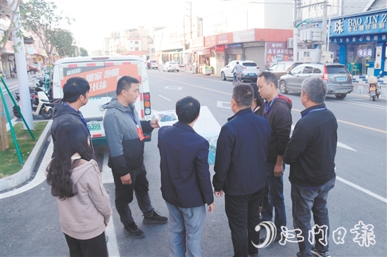 大江鎮(zhèn)人大代表到公益圩人民路聽取鎮(zhèn)政府有關(guān)部門介紹工程進(jìn)度。