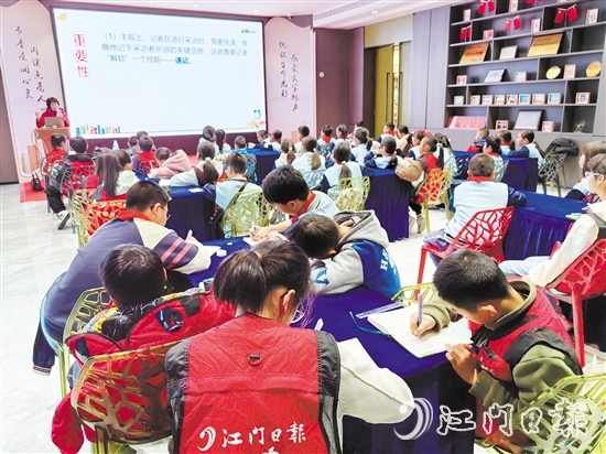 聚精會(huì)神上寫(xiě)作指導(dǎo)課。