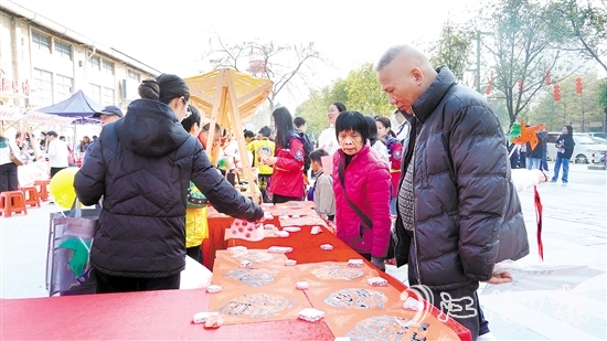 “暖心送福迎新春”公益市集活動(dòng)吸引了不少市民參與。