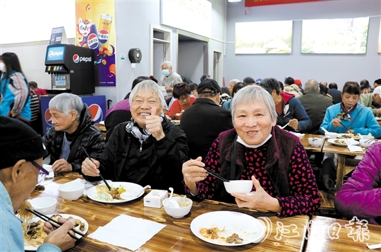 在活動(dòng)主會(huì)場(chǎng)，長(zhǎng)者一邊吃著自助餐，一邊為活動(dòng)點(diǎn)贊。