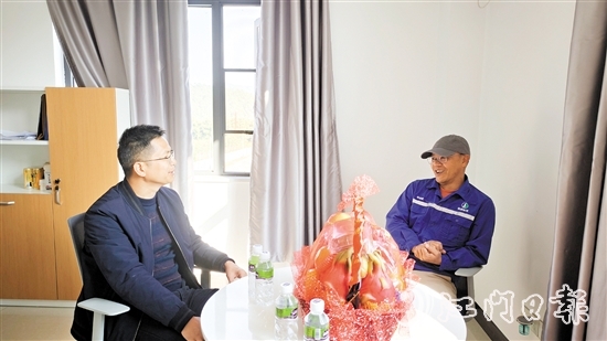 恩平市人社局慰問(wèn)高級(jí)人才恩平市佛燃能源有限公司高級(jí)工程師何偉搪（右）。