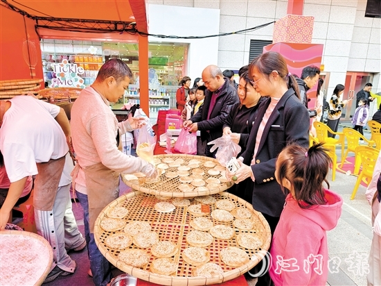 恩平燒餅攤位吸引諸多市民游客光顧。