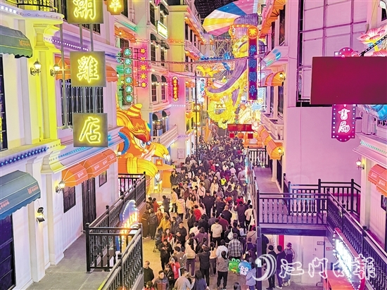 夢回開平·僑海華韻街區(qū)以夜經(jīng)濟為特色，為游客提供夜間休閑娛樂的好去處。