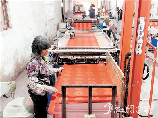 工人們忙著整理打包瓦當(dāng)對(duì)聯(lián)紙。