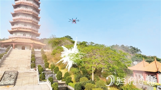 無(wú)人機(jī)精準(zhǔn)投下一枚滅火彈，瞬間四周騰起白色霧氣，火勢(shì)得到有效控制。