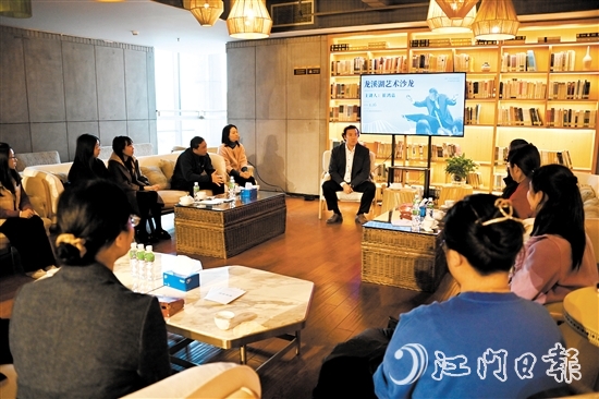 一場關(guān)于“音樂與素質(zhì)教育”的交流會在江海區(qū)龍溪湖閱讀中心舉行。
