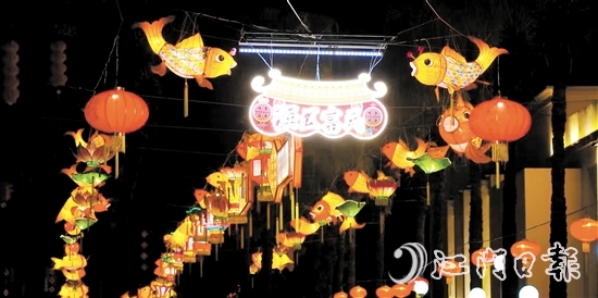 魚(yú)燈熠熠，洋溢出濃濃的節(jié)日氛圍。