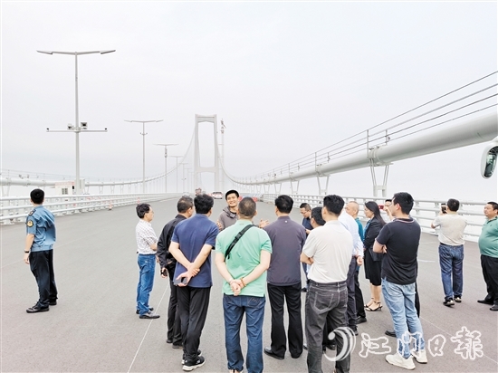 深中通道通車前，新會區(qū)政協(xié)委員前往項目現(xiàn)場調(diào)研。