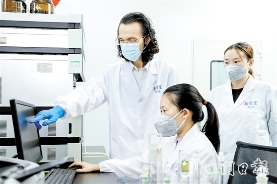 新寶堂積極與高校、科研院所合作，發(fā)掘新會(huì)陳皮更多可能。