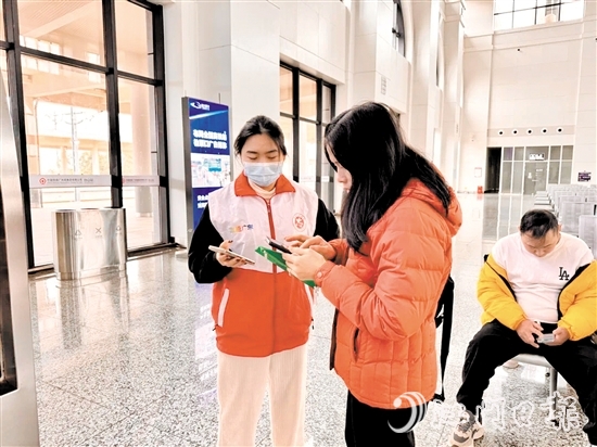 志愿者耐心為旅客提供指引。