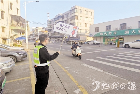 大江鎮(zhèn)黨員干部組成交通安全勸導(dǎo)員服務(wù)隊，引導(dǎo)群眾牢固樹立安全文明出行意識。