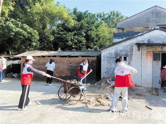 大江鎮(zhèn)黨員干部帶頭參加“全民清潔日”活動。