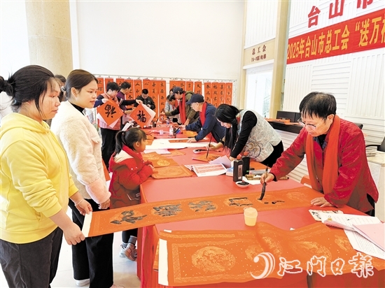 書法家們?yōu)槁毠と罕姇鴮懺⒁饧榈拇郝?lián)。