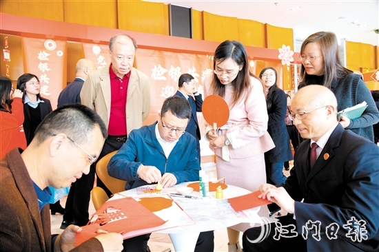 活動(dòng)現(xiàn)場(chǎng)，不少人親手制作廉潔手工藝品。